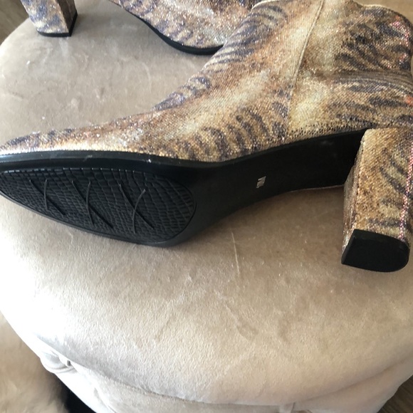 NEW! IMPO METALLIC ANIMAL PRINT ANKLE ZIP UP BOOTS - Picture 8 of 9